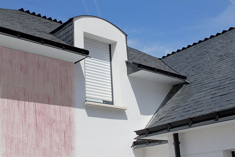 Comment éliminer les algues rouges sur les murs de ma maison ?