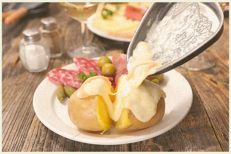 Soirée raclette : comment se débarrasser des odeurs de fromage ?