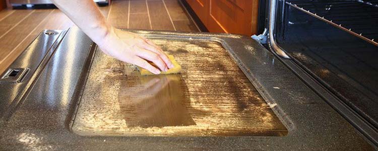 Cuisine : comment dégraisser vos plans de travail, crédences, plans de cuisson, four... ?