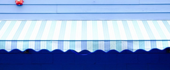 Comment fixer un store banne au mur en toute sécurité ?