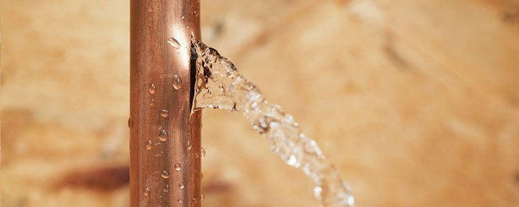 Comment réparer une fuite d'eau due à une canalisation percée ?