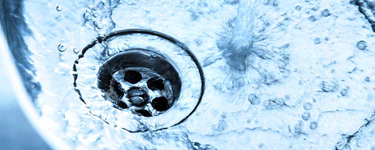 Eau stagnante : comment déboucher des canalisations complètement bouchées ?