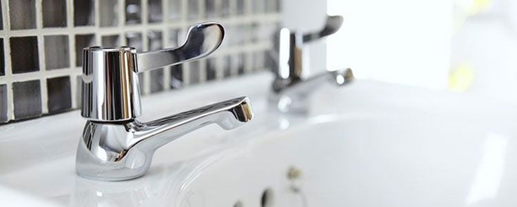 Comment détartrer les robinets de la salle de bains ?