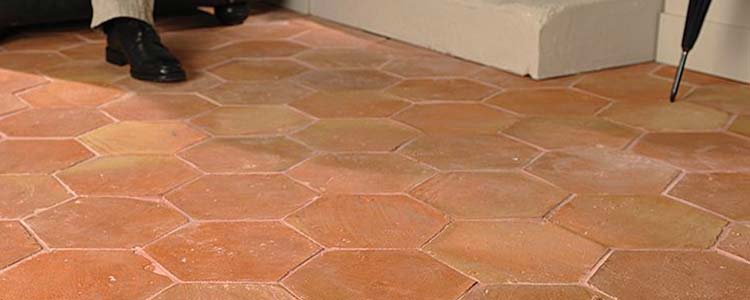 Comment rénover, protéger et nettoyer un sol en tomettes ?