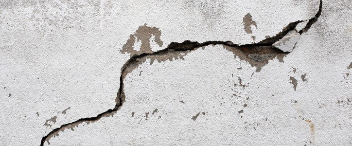 Comment réparer des fissures sur façade extérieure ?