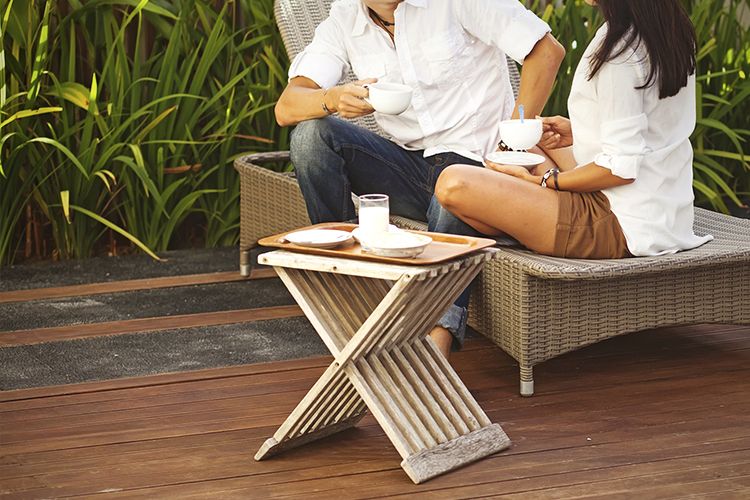 Comment dégriser votre mobilier de jardin et votre terrasse ?