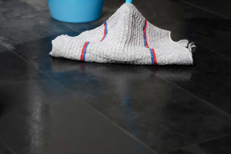 Bouclées, tissées, microfibres... Comment choisir sa serpillière ?