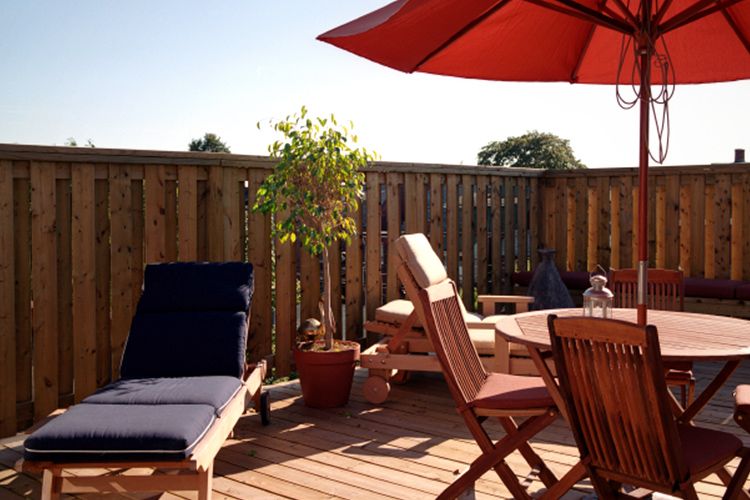 Comment entretenir et nettoyer sa terrasse en bois ?