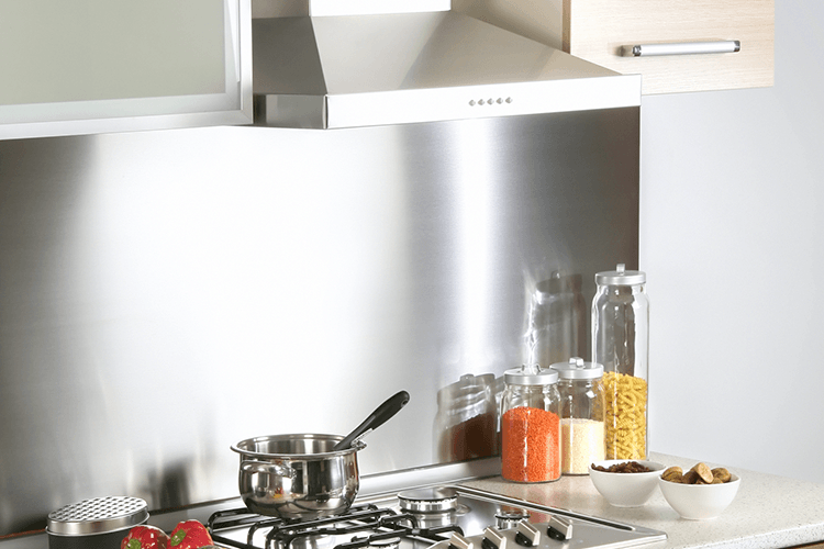 Comment éliminer la graisse sur une crédence en inox?