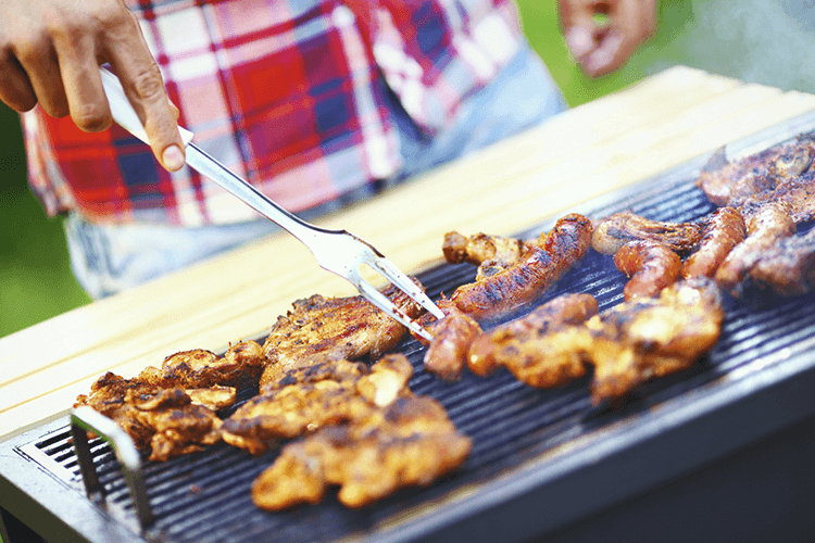 Charbon ou gaz : quel barbecue choisir et comment l’entretenir ?