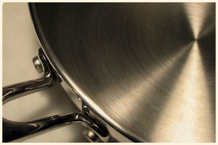 Pour des poêles et plats comme neufs en un clin d'oeil