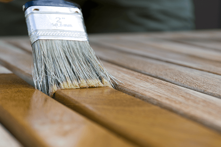 Dégriser le teck de votre mobilier de jardin