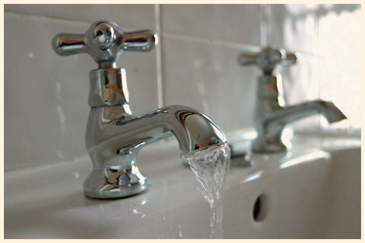 Pour nettoyer les robinets grâce au Vinaigre Blanc