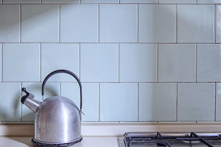 Les joints de carrelage de ma cuisine sont gris : comment les nettoyer ?