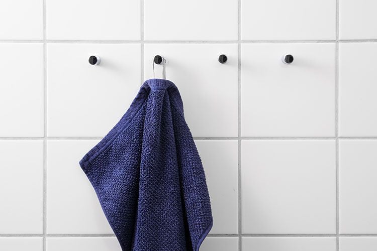 Joints encrassés : comment nettoyer les joints de la salle de bains ?