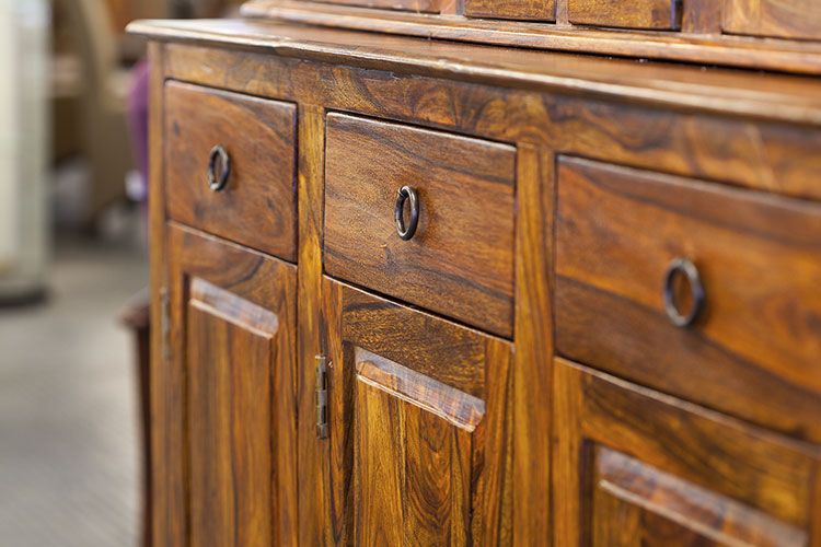 Comment nettoyer un meuble en bois sans l’abîmer ?