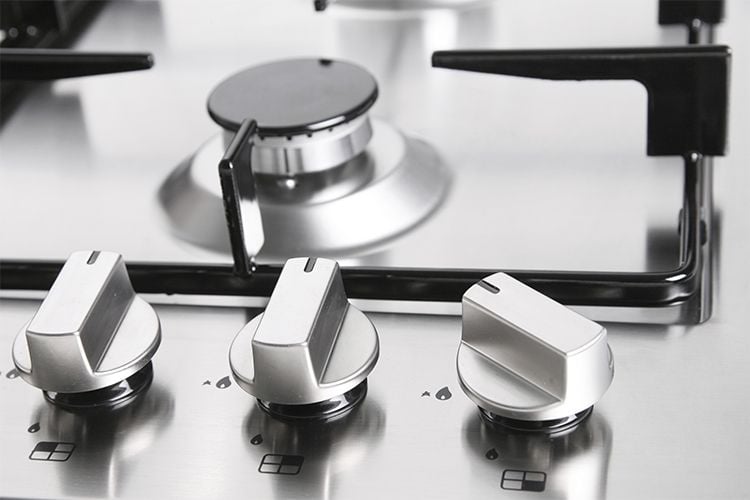 Comment nettoyer une plaque de cuisson et une crédence en inox ?