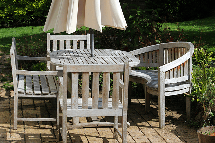 Mobilier de jardin : comment raviver le teck ?