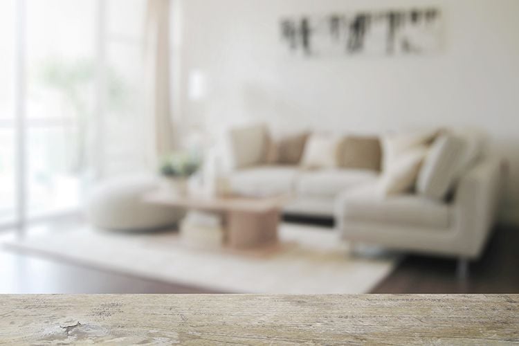 Comment estomper des éraflures sur un meuble en bois ?