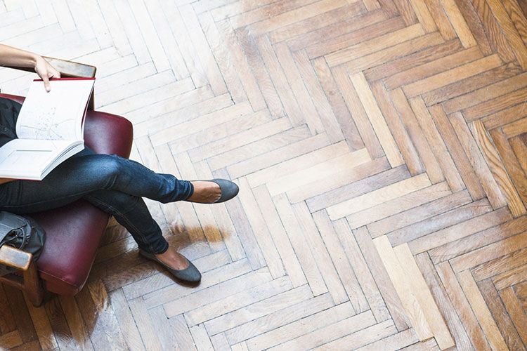 Stratifié, ciré ou vitrifié, nettoyer le parquet sans l’agresser !