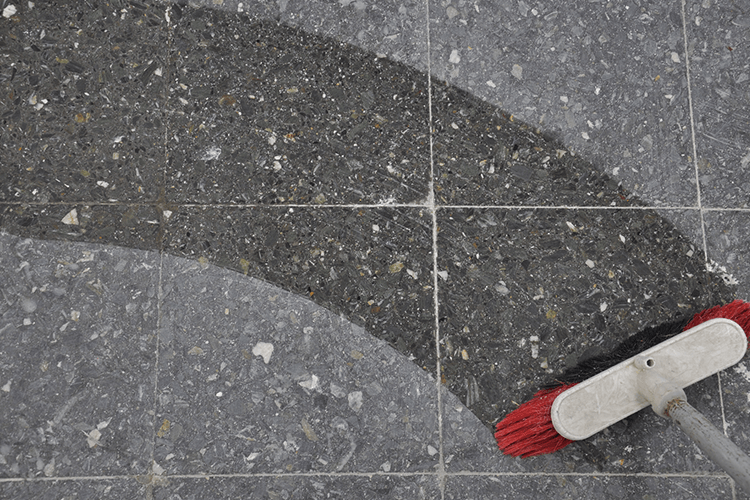 Comment nettoyer un carrelage très sale ?