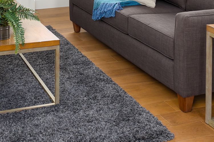 Comment nettoyer un tapis en fibre synthétique ou naturelle ?
