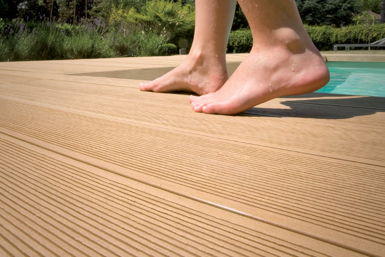 Comment protéger et entretenir une terrasse en composite ?