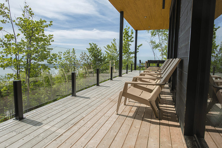 Terrasse en bois : comment la protéger des UV et des intempéries ?