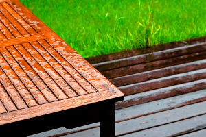 Mobilier de jardin en bois : comment le protéger des intempéries ?