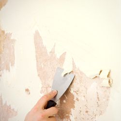 Décoller le papier peint sur un mur