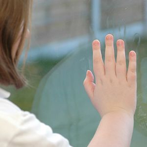 Main d'enfant sur une vitre